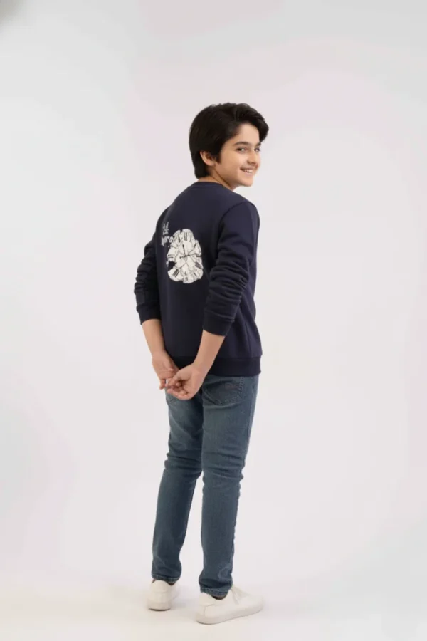 ⁦سويت شيرت أولادي باللون الأسود مع طباعة⁩ - الصورة ⁦3⁩