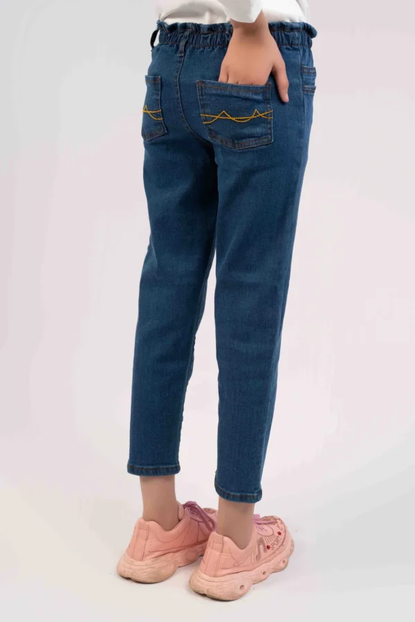 ⁦جينز بناتي بقَصّة ضيقة مرنة-جميع الدرجات⁩ - الصورة ⁦4⁩