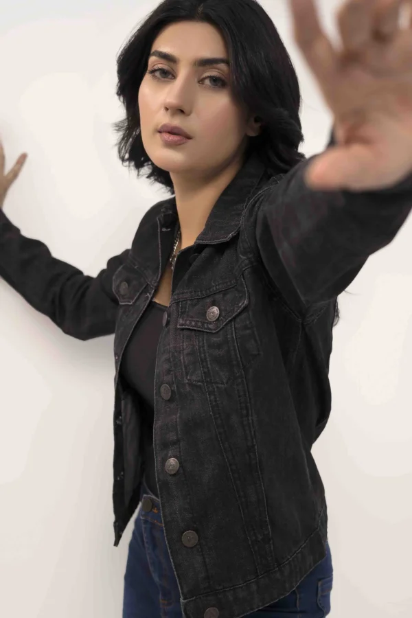 ⁦جاكيت نسائي من الجينز اسود⁩ - الصورة ⁦3⁩