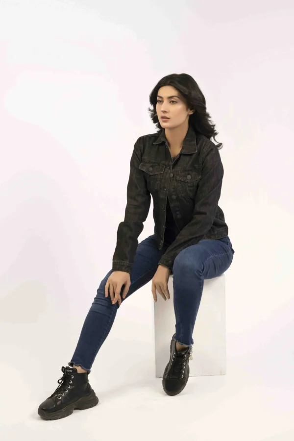 ⁦جاكيت نسائي من الجينز اسود⁩ - الصورة ⁦2⁩