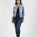 جاكيت نسائي من الجينز بدرجة فاتحة