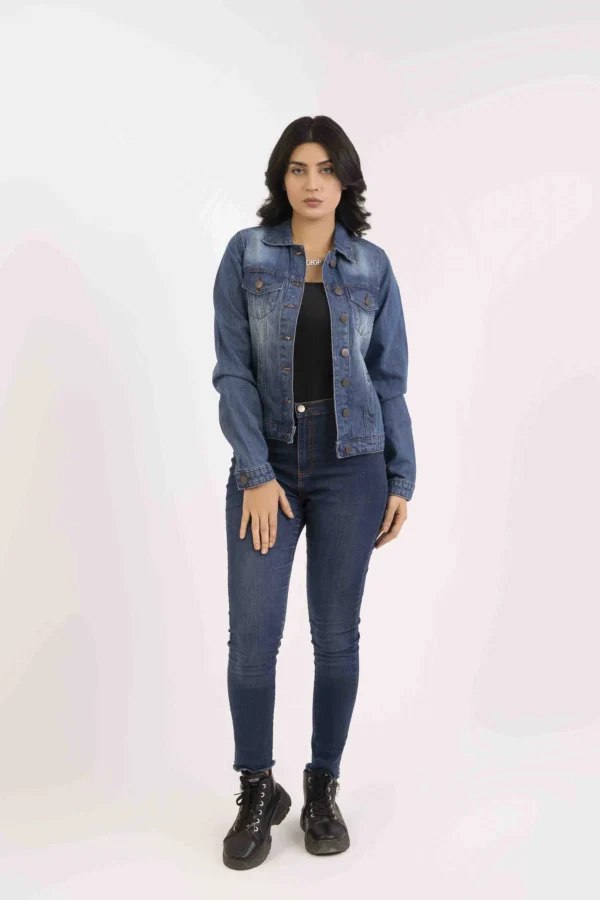 جاكيت نسائي من الجينز بدرجة متوسط