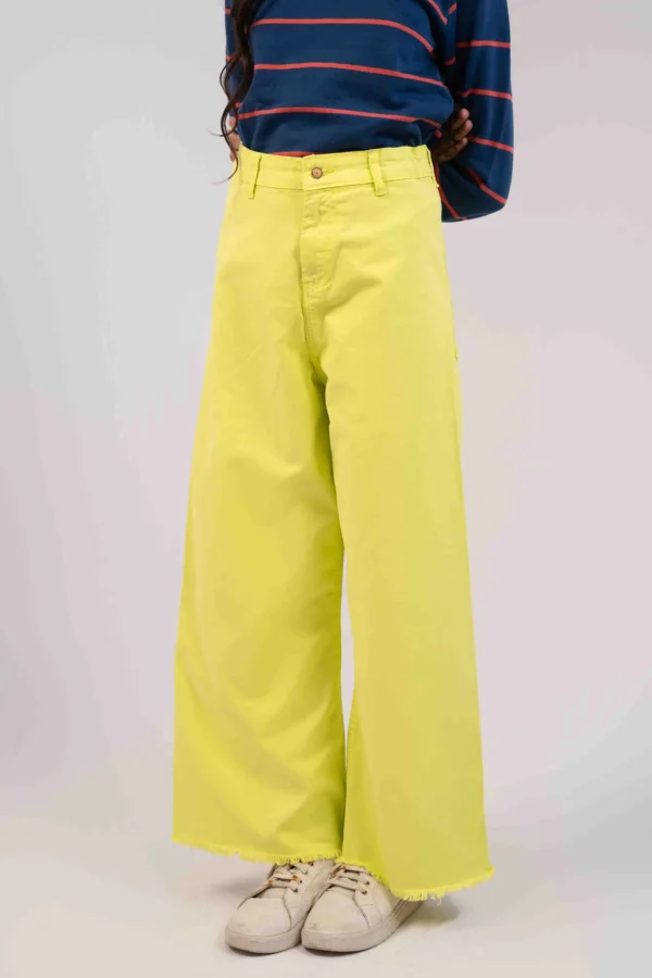 جينز بناتي بقَصّة واسعة