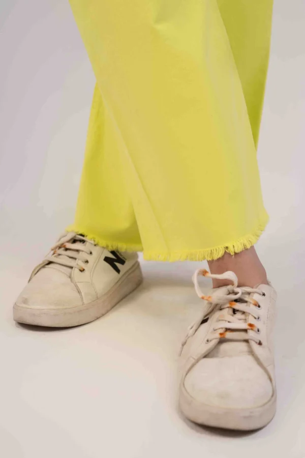 ⁦جينز بناتي بقَصّة واسعة⁩ - الصورة ⁦2⁩