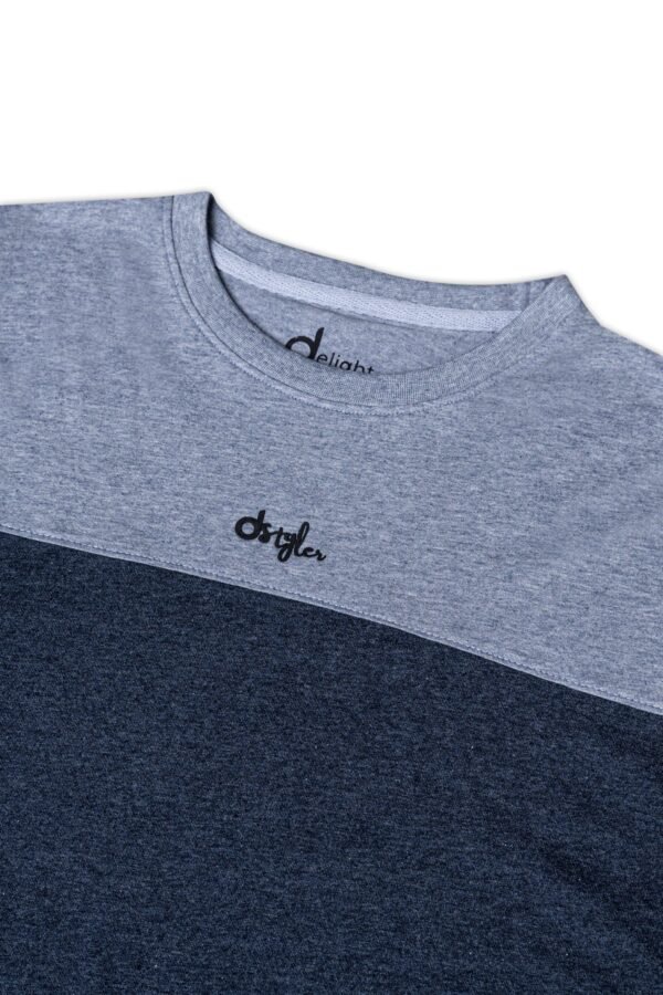 ⁦تيشيرت رجالي بتصميم قصّ وخياطة⁩ - الصورة ⁦4⁩