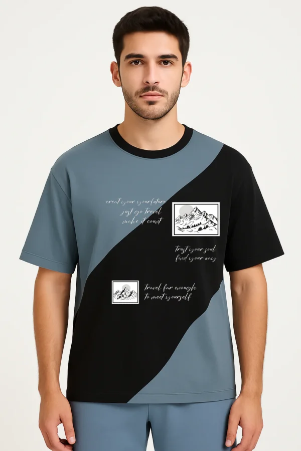 ⁦تيشيرت رجالي دروب شولدر بطباعة جرافيك⁩ - الصورة ⁦2⁩