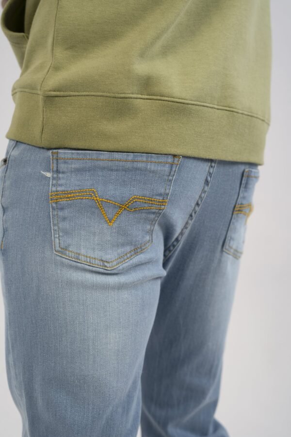 ⁦جينز رجالي – قصّة سمارت، لون فاتح⁩ - الصورة ⁦2⁩