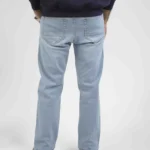 جينز رجالي – لون فاتح، قصّة عادية