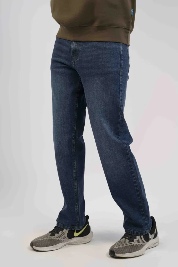 جينز رجالي – لون متوسط، قصّة عادية