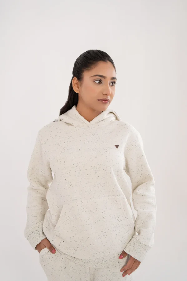 ⁦بدلة رياضية نسائية ميلانج باللون الأبيض مع نقاط خضراء⁩ - الصورة ⁦2⁩