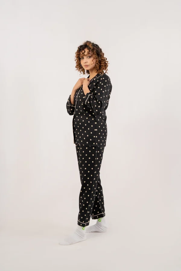 ⁦بدلة نوم نسائية سوداء بنقشة نقاط البولكا⁩ - الصورة ⁦5⁩