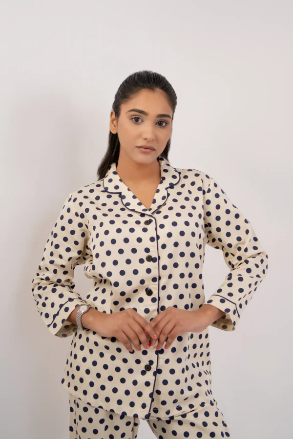 ⁦بدلة نوم نسائية رمادية بنقشة نقاط البولكا⁩ - الصورة ⁦4⁩