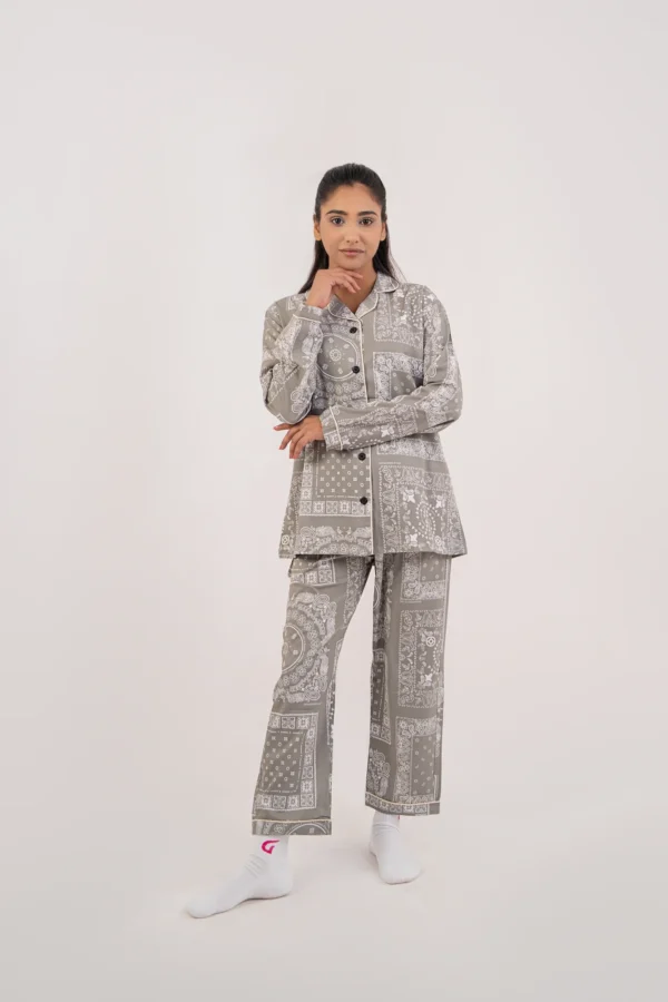 ⁦بدلة نوم نسائية رمادية مطبوعة⁩ - الصورة ⁦3⁩